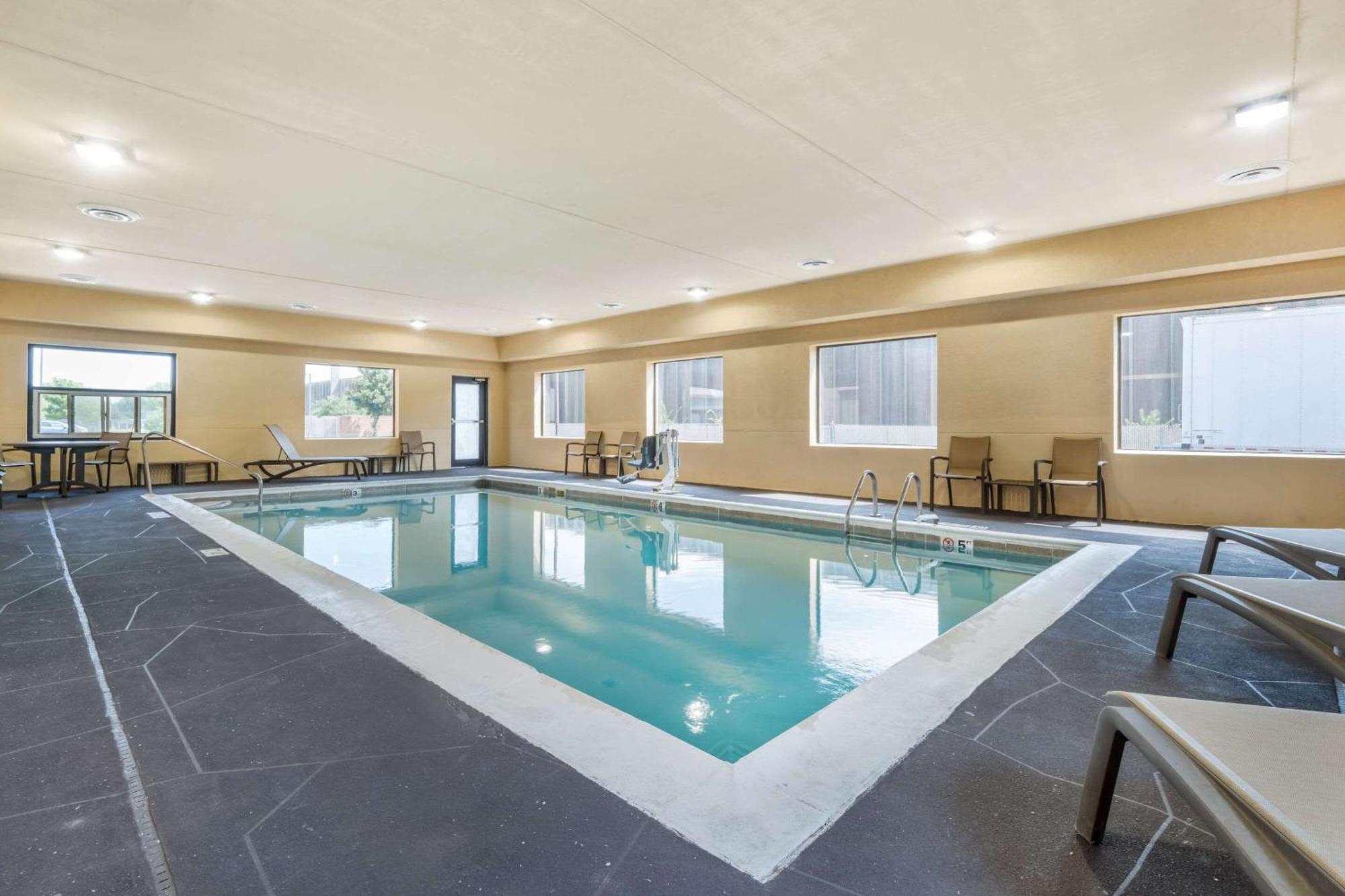 Comfort Suites Louisville Airport Kültér fotó